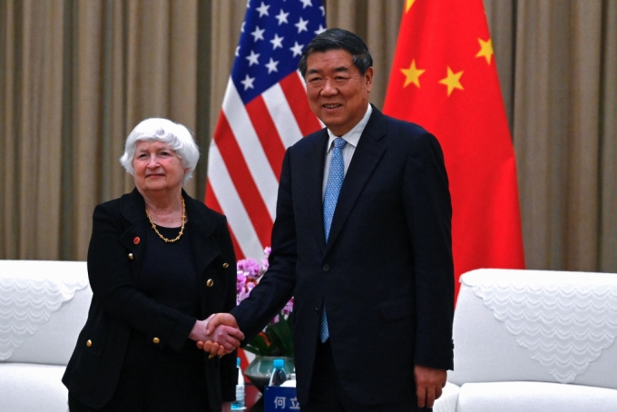 재닛 옐런 미국 재무 장관이 6일(현지시간) 광둥성 광저우에서 허리펑 중국 국무원 부총리와 만나 악수를 하고 있다. 2024. 4. 7 /AFPBBNews=뉴스1