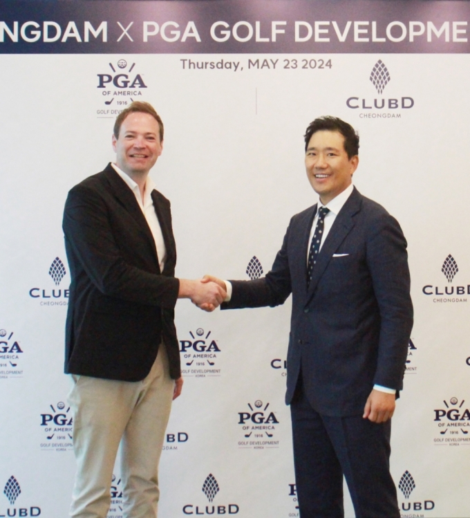 좌측은 팀 닐(Tim Neil) PGA Golf Development Korea 대표, 우측은 최정훈 이도 대표이사/사진제공=이도