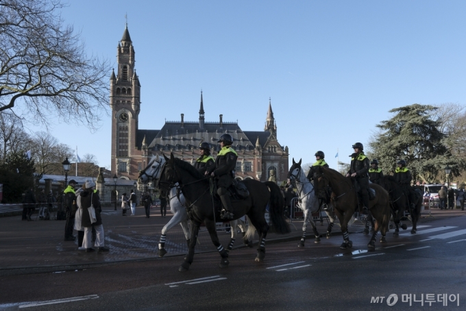국제사법재판소(ICJ)가 위치한 네덜란드 헤이그의 평화궁전 앞에서 기마경찰이 순찰을 돌고 있다. /AP=뉴시스