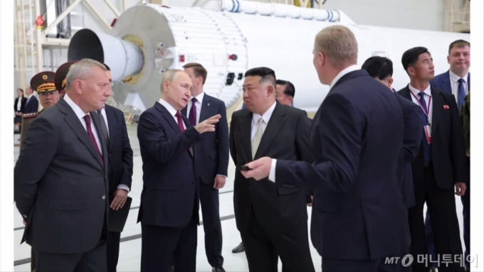 지난해 9월 러시아를 방문한 김정은 북한 노동당 총비서 겸 국무위원장이 블라디미르 푸틴 대통령과 함께 보스토니치 우주기지 참관을 하고 있는 모습. / 사진=뉴시스