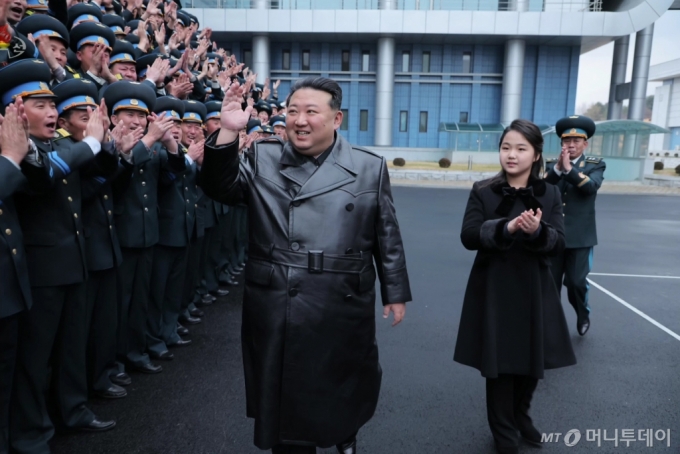 북한 조선중앙TV는 김정은 북한 노동당 총비서 겸 국무위원장이 지난해 11월 23일 국가항공우주기술총국을 찾아 첫 군사정찰위성 '만리경 1호' 발사 성공에 공헌한 과학자·기술자들과 기념촬영을 했다고 보도했다. / 사진=뉴시스