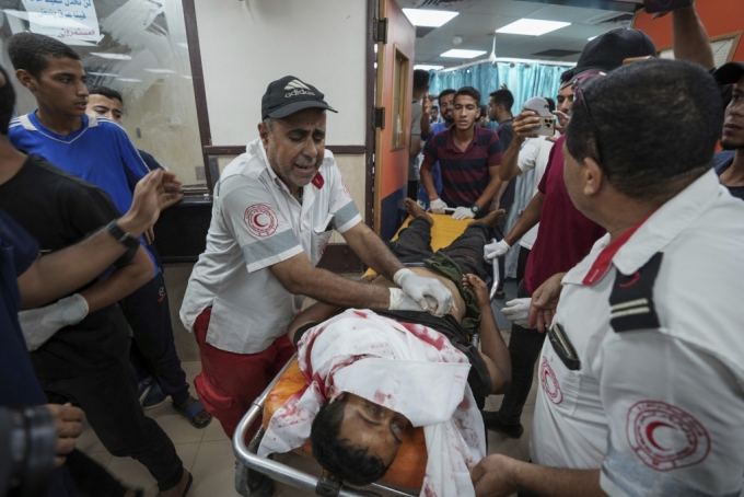 [가자지구=AP/뉴시스] 이스라엘의 가자지구 폭격으로 부상한 팔레스타인인들이 가자지구 데이르 알발라의 알아크사 병원으로 이송되고 있다. 2024.05.24.