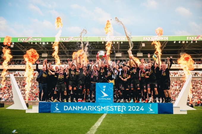 미트윌란은 27일(한국시간) 덴마크 헤르닝의 MCH 아레나에서 열린 '2023~24시즌 덴마크 수페르리가' 챔피언십 라운드 10차전에서 실케보르와 3-3으로 비긴 뒤 우승을 확정했다.사진은 우승 세리머니 중인 미트윌란 선수들. /사진=미트윌란 공식 SNS