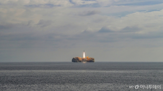 국방과학연구소의 고체추진 우주발사체 기술을 활용한 민간 상용 위성이 4일 오후 제주도 인근 해상에서 발사되고 있다. /사진=뉴시스