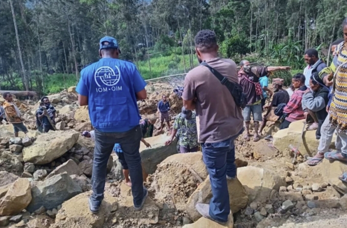 파푸아뉴기니 얌발리 마을에서 주민들이 산사태 희생자 구조를 위한 수색을 벌이고 있다. /AP=뉴시스