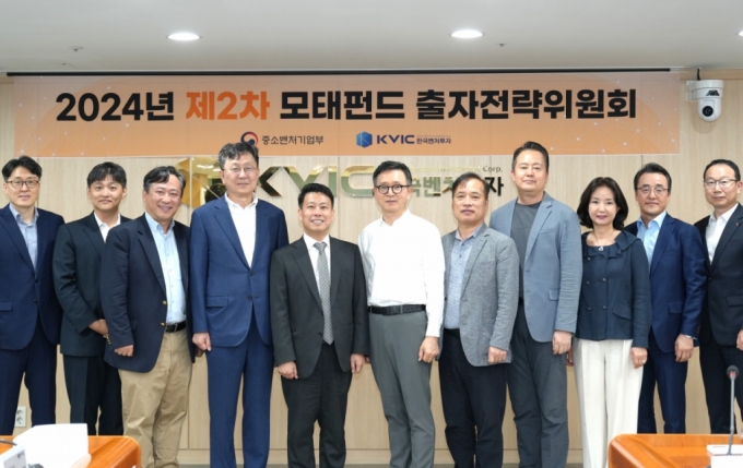 (왼쪽 다섯번째부터)임정욱 중소벤처기업부 창업벤처혁신실장과 윤건수 한국벤처캐피탈협회 회장 /사진=한국벤처투자