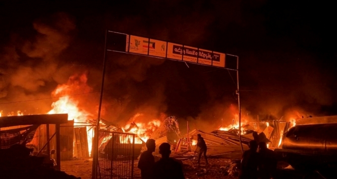26일(현지시간) 이스라엘군의 공습으로 화재가 발생한 가지지구 최남단 라파 지수 /로이터=뉴스1