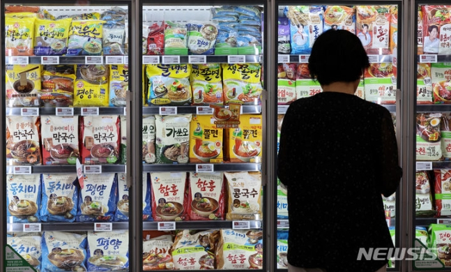  27일 오후 서울 시내 대형마트에서 한 시민이 간편식 제품을 살펴보고 있다. /사진=뉴시스
