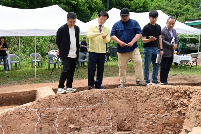 조규일 진주시장(왼쪽에서 2번째)이 원당고분군 발굴조사 현장보고회장을 방문해 축조 방식 등을 살펴보고 있다./사진제공=진주시