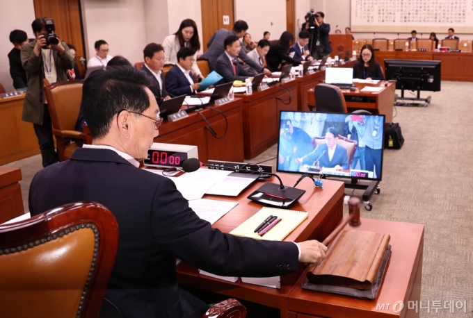 김도읍 국회 법제사법위원장이 7일 오후 서울 여의도 국회에서 열린 법사위 전체회의에서 의사봉을 두드리고 있다. 여야는 이날 오동운 고위공직자범죄수사처장 후보자에 대한 인사청문회 실시계획서 채택의 건 등을 의결했다. 2024.5.7/사진=뉴스1 /사진=(서울=뉴스1) 구윤성 기자