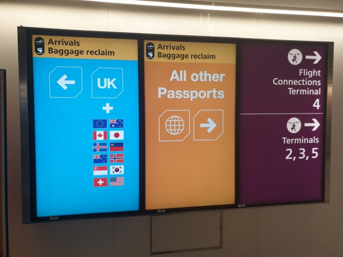 런던 히드로 공항 내 표지판. 한국을 포함한 38개국만이 자동입국심사가 가능해 별도의 출입국 수속 없이 런던에 들어설 수 있다./사진=김도엽 기자