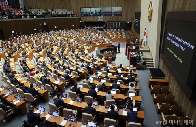 [서울=뉴시스] 조성우 기자 = 박성재 법무부 장관이 28일 오후 서울 여의도 국회에서 열린 제414회 국회(임시회) 제2차 본회의에서 순직 해병 수사 방해 및 사건 은폐 등의 진상규명을 위한 특별검사의 임명 등에 관한 법률안 재의 요구 이유를 설명하고 있다. 2024.05.28. xconfind@newsis.com /사진=조성우