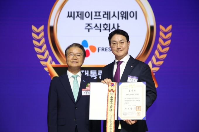 지난 28일 서울 중구 대한상공회의소에서 열린 '2024 고용평등 공헌포상'에서 이건일 CJ프레시웨이 대표이사(오른쪽), 이정식 고용노동부 장관(왼쪽)이 대통령 표창 기념사진을 촬영하고 있다./사진제공=CJ프레시웨이 