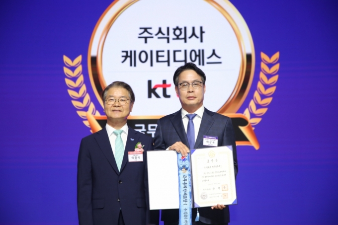 (왼쪽부터) 대한민국 고용노동부 이정식 장관, KT DS 이상국 대표   / 사진제공=KT DS