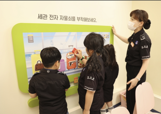 관세청이 5월 가정의 달을 맞아 지난 28일 대전지역 보육시설 어린이 27명을 초청, 직업 체험행사를 실시했다./사진제공=관세청