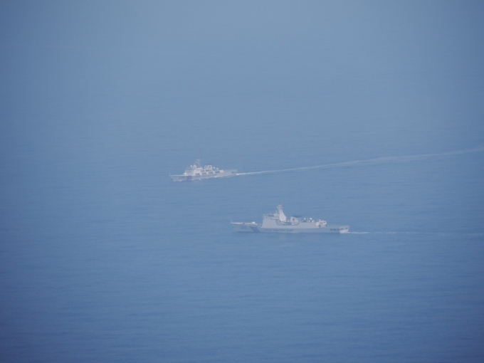 중국의 해안경비대 선박이 지난 23일 대만 인근 수역에서 항해중이다. 사진은 대만 국방부가 24일 제공했다. /로이터=뉴스1