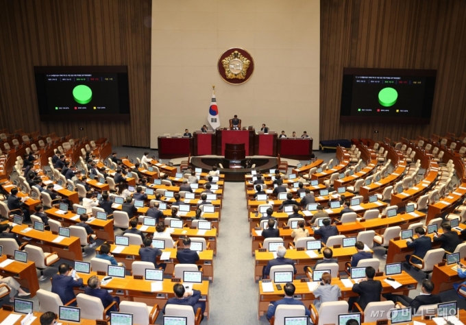 [서울=뉴시스] 고승민 기자 = 28일 서울 여의도 국회에서 열린 제414회국회(임시회) 제2차 본회의에서 4.16 세월호참사 피해구제 및 지원 등을 위한 특별법 일부개정법률안이 재석 162인, 찬성 162인으로 통과되고 있다. 2024.05.28. kkssmm99@newsis.com /사진=고승민