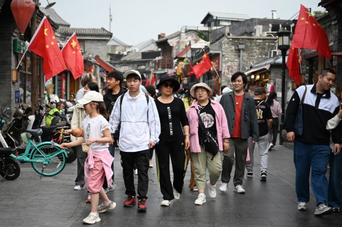 노동절 연휴 기간인 지난 4일 관광객들이 베이징의 한 쇼핑 구역을 걷고 있다./AFPBBNews=뉴스1