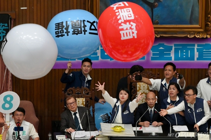 28일 대만의 국회격인 입법원에서 과반을 차지한 야당 국민당을 저지하기 위해 민진당이 날린 풍선이 회의장 안을 돌아다니고 있다. /AFPBBNews=뉴스1 /사진=(AFP=뉴스1) 강민경 기자