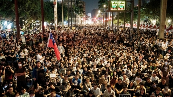 친중 성향의 대만 야당이 추진한 의회개혁법 통과 반대 시위에 나선 대만 시민들 /AFPBBNews=뉴스1