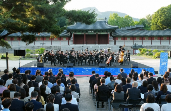 한국씨티은행은 지난 29일 오후 서울 종로구 경희궁 숭정문 앞마당에 마련된 야외무대에서 지역사회와 함께하는 한빛예술단의 오케스트라공연 '하모니콘서트'를 개최했다고 밝혔다. /사진제공=한국씨티은행