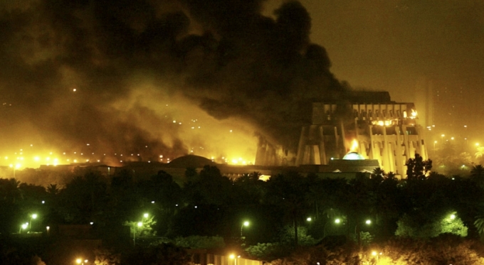 이라크 수도 바그다드가 전쟁 중이던 2003년3월21일 공습을 당한 직후 찍힌 사진이다. /사진=로이터