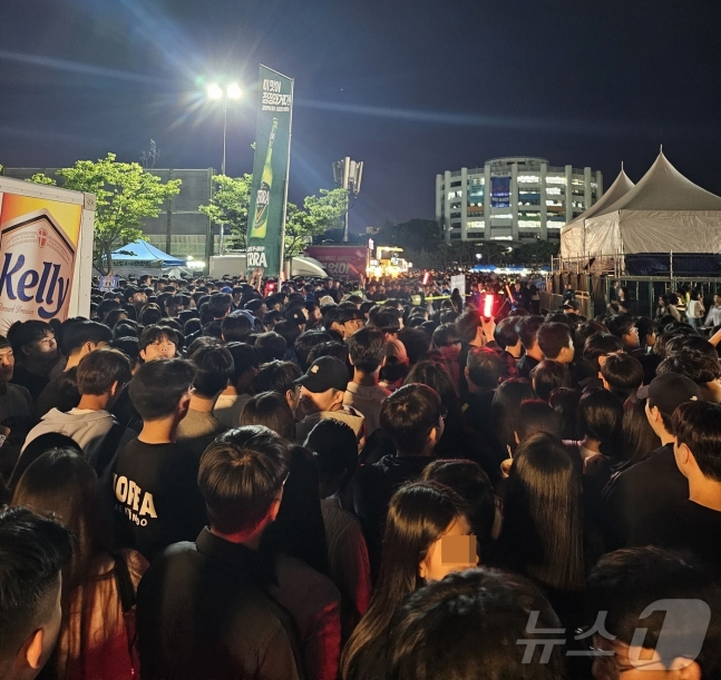지난 27일 오후 광주 조선대학교 축제에 4만5000여명의 인파가 몰리며 혼잡을 빚고 있다. /사진-뉴스1