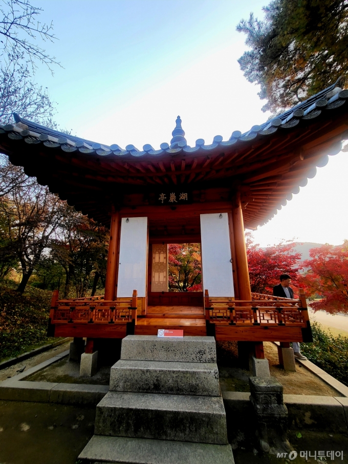 [서울=뉴시스]경기 용인 호암미술관 전통정원 희원에 자리한 '호암정'이 한폭의 그림처럼 가을 만추의 절경을 뽐내고 있다. 2023.11.01. hyun@newsis.com /사진=박현주 미술전문