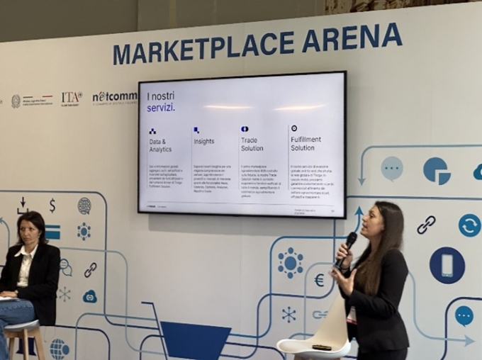  ITA 주관 '넷콤 포럼(Netcomm Forum) 2024'에서 트릿지의 이탈리아 현지 직원이 '데이터 기반 마켓플레이스'를 소개하고 있다. /사진=트릿지 제공