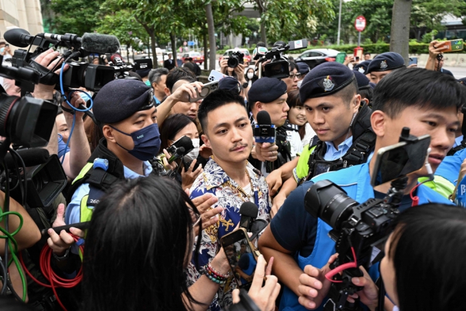  30일(현지시간)  국가보안법 위반 혐의를 받은 이순 전 구의원이 홍콩 서구룡치안법원에서 떠나고 있다. 2024.05.30  /AFPBBNews=뉴스1