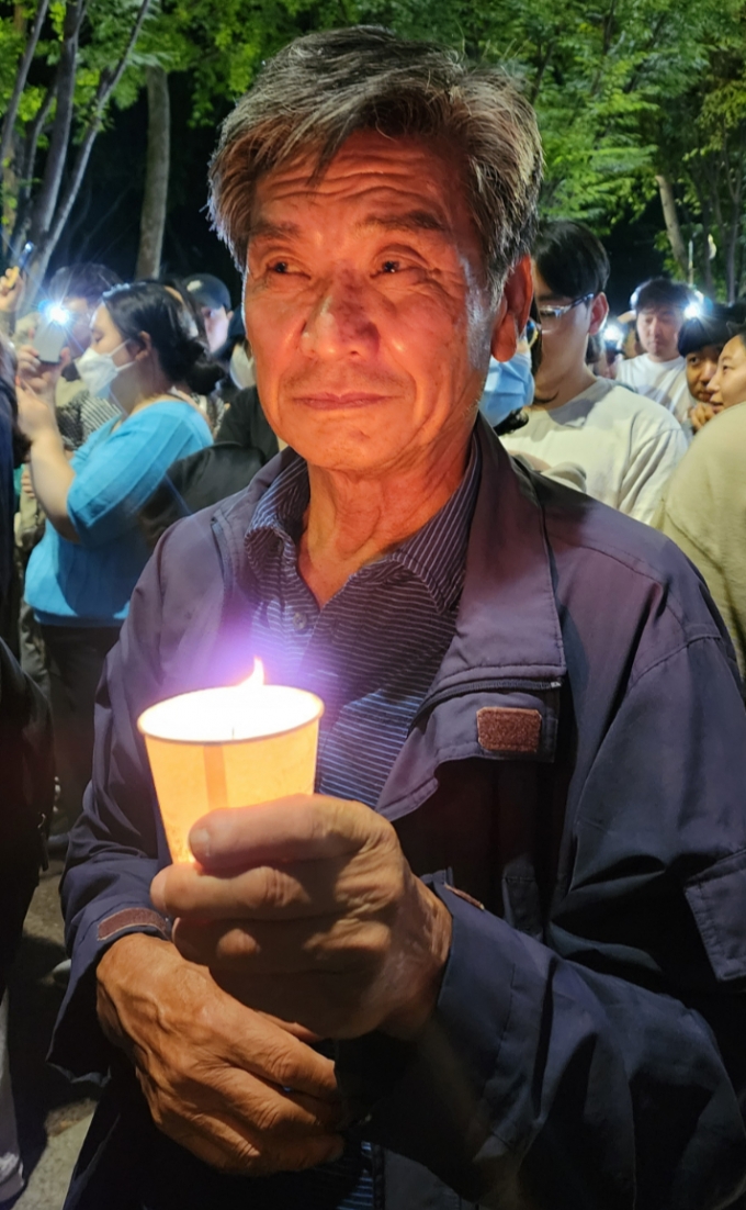 이날 서울 집회에 참석한 70대 남성 이상렬 씨가 촛불을 들고 있다. 그는 사직 전공의들을 응원하기 위해 경기도 부천에서 올라왔다고 한다. /사진=정심교 기자