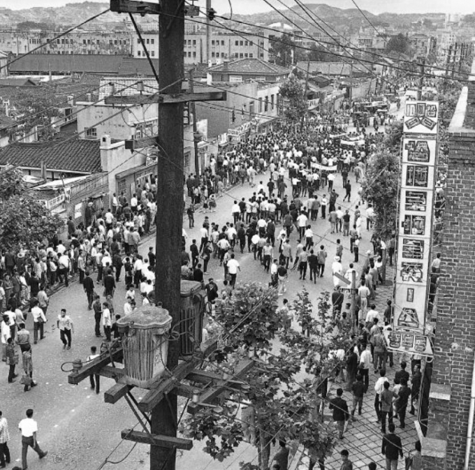 1964년 6월3일, 박정희 정권의 한일국교 정상화 움직임에 반대하기 위해 서울 시내 대학생들이 거리로 쏟아져나온 모습./사진 출처=한국정책방송원 정부기록사진집 