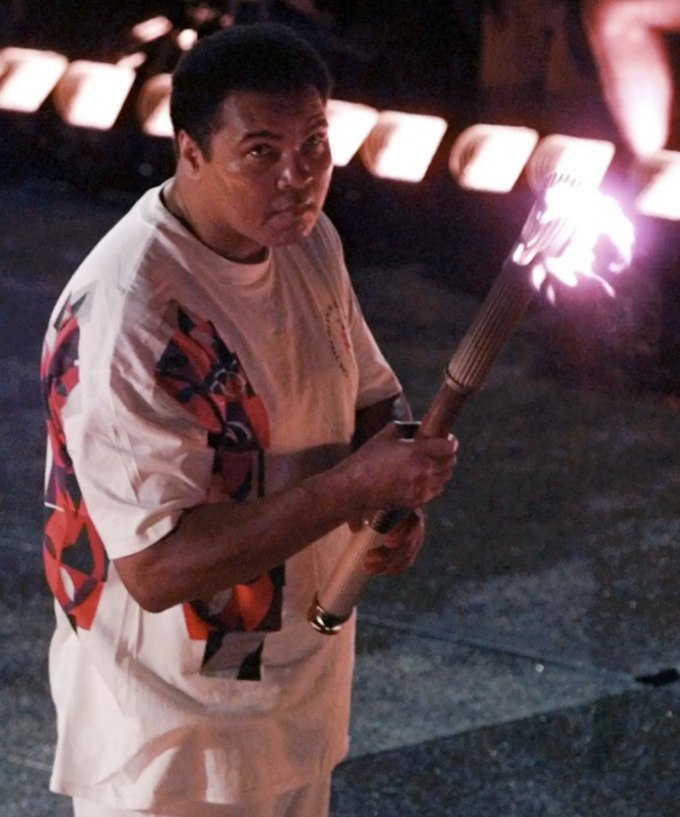 무하마드 알리가 1996년 애틀랜타 올림픽 최종 성화 봉송자로 불을 붙이고 있다./사진=The Newyork Times
