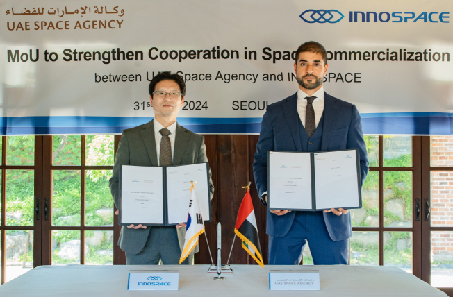 김수종(왼쪽) 이노스페이스 대표와 이브라힘 알 카심 UAE 우주청 부국장이 지난달 31일 서울에서 열린 MOU 체결식에서 양해각서에 서명 후 기념촬영하고 있다. /사진제공=이노스페이스