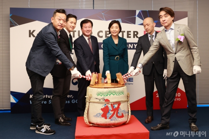 [서울=뉴시스] 이영환 기자 = 오영주(오른쪽 세 번째) 중소벤처기업부 장관이 지난 10일(현지시각) 일본 CIC(Cambridge Innovation Center) 도쿄에서 열린 &#039;K-스타트업 센터(KSC) 도쿄 개소식&#039;에서 관계자들과 세리머니를 하고 있다.  (사진=중소벤처기업부 제공) 2024.05.12. photo@newsis.com *재판매 및 DB 금지 /사진=