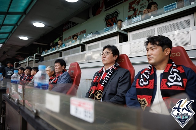 포항스틸러스 경기를 지켜보는 황선홍 감독(오른쪽에서 두 번째). /사진=한국프로축구연맹 제공