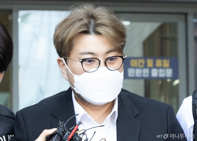 음주 뺑소니 혐의를 받고 있는 트로트 가수 김호중이 지난달 31일 오전 서울 강남경찰서에서 검찰로 송치되고 있다. /사진=뉴시스