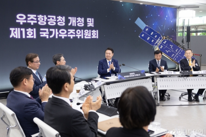  윤석열 대통령이 지난달 30일 경남 사천시 우주항공청 임시청사에서 열린 우주항공청 개청식 및 제1차 국가우주위원회에서 참석자들과 함께 박수를 치고 있다. /사진=뉴스1