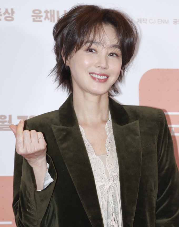 배우 김성령이 지난 1월29일 서울 용산구 CGV용산아이파트몰에서 열린 영화 &#039;도그데이즈&#039; VIP시사회에서 포즈를 취하고 있다. /사진=뉴스1