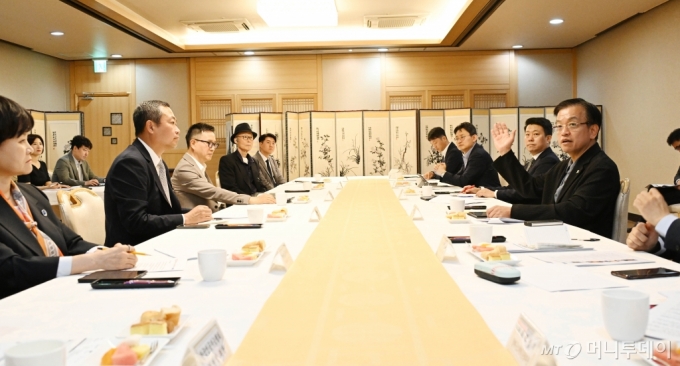 (서울=뉴스1) = 최상목 경제부총리 겸 기획재정부 장관이 7일 서울 종로구 정부서울청사에서 열린 벤처업계 간담회를 주재하고 있다. (기획재정부 제공) 2024.6.7/뉴스1  Copyright (C) 뉴스1. All rights reserved. 무단 전재 및 재배포,  AI학습 이용 금지. /사진=(서울=뉴스1)