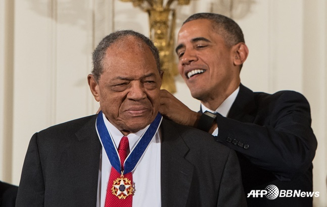 윌리 메이스(왼쪽)가 2015년 버락 오바마 미국 대통령으로부터 대통령 자유훈장을 받고 있다.  /AFPBBNews=뉴스1