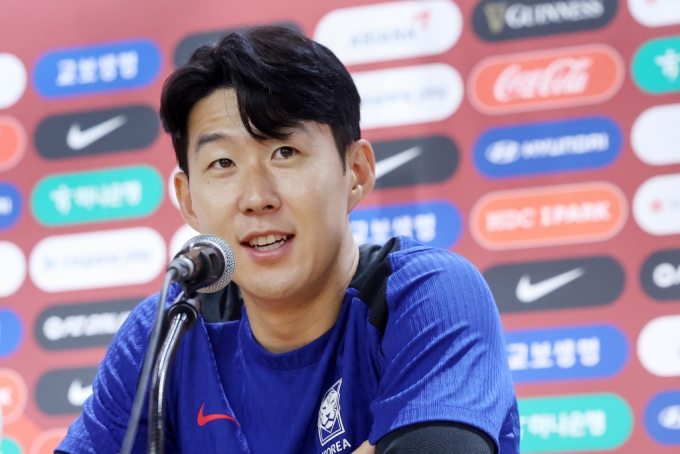 대한민국 축구 국가대표팀 손흥민이 10일 오후 경기 고양시 고양종합운동장에서 북중미 월드컵 2차 예선 중국과의 경기를 하루 앞두고 열린 훈련에 앞서 인터뷰를 하고 있다. /사진=뉴스1
