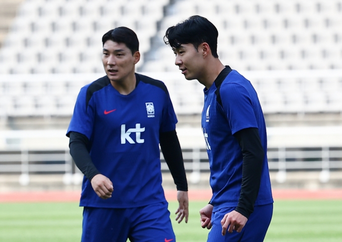 대한민국 축구국가대표팀 주민규와 손흥민이 10일 오후 경기 고양시 고양종합운동장에서 중국전을 앞두고 공식훈련을 하고 있다. /사진=뉴시스
