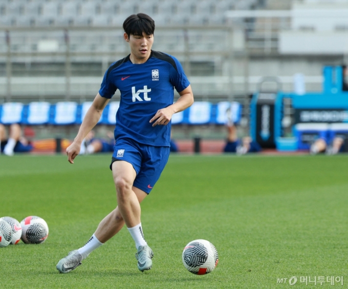 2026 국제축구연맹(FIFA) 북중미 월드컵 아시아 지역 2차 예선 조별리그 C조 6차전 중국과의 경기를 앞둔 축구대표팀 배준호가 지난 8일 오후 경기 고양시 고양종합운동장에서 패스 훈련을 하며 몸을 풀고 있다./사진=뉴시스