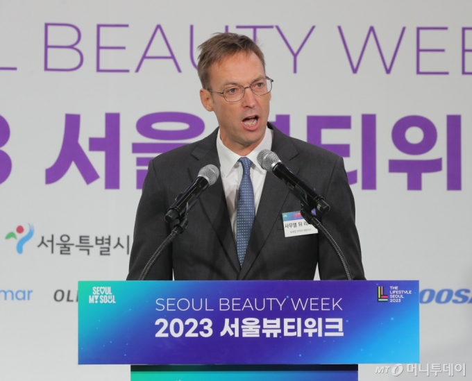 [서울=뉴시스] 김금보 기자 = 사무엘 뒤 뤼테일 로레알코리아 대표이사가 2023년 서울 동대문구 동대문디자인플라자(DDP)에서 열린 &#039;2023 서울뷰티위크&#039; 개막식에서 기조연설을 하고 있다. 2023.09.21. 