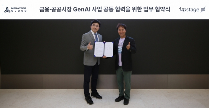  업스테이지 김성훈 대표(오른쪽)와 메가존클라우드 이주완 대표(왼쪽)가 기념사진을 촬영하고 있다. /사진제공=업스테이지