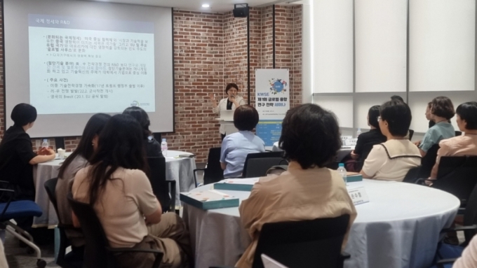 10일 UST(과학기술연합대학원대학교) 기숙사 컨퍼런스홀에서 열린 '제1회 글로벌 융합 연구 전략 세미나'에서 호라이즌 유럽 프로그램에 대해 설명하는 백민정 한국연구재단 국제협력기반실장. /사진=박건희 기자