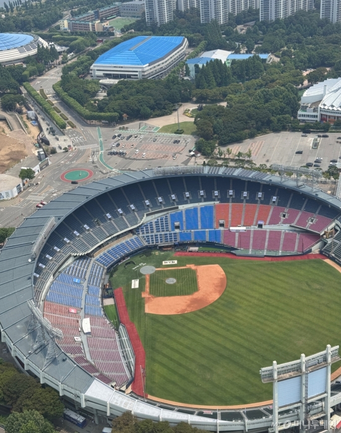지난 10일 본에어 서비스 시승행사를 통해 2000피트 상공에서 내려다본 잠실 야구장/사진=조성준 기자
