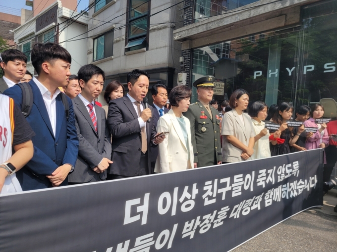 이준석 개혁신당 의원(앞줄 왼쪽)이 11일 오전 서울 용산구 중앙지역군사법원 앞에서 열린 박정훈 전 해병대 수사단장 5차 공판 기자회견에 참석한 모습. / 사진=김인한 기자