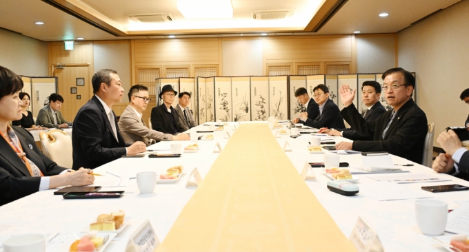 최상목 경제부총리 겸 기획재정부 장관이 7일 서울 종로구 정부서울청사에서 열린 벤처업계 간담회를 주재하고 있다. /사진=기획재정부 제공 /사진=(서울=뉴스1)